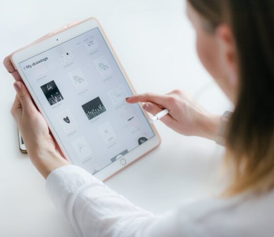 5 maneras efectivas de monetizar tu marca personal y hacer rentable tu negocio woman sitting beside table while using ipad